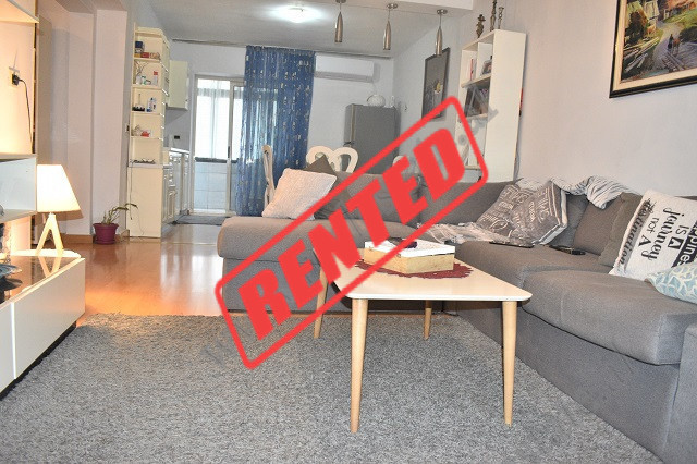 Apartament 3+1 me qira ne rrugen Grigor Heba, ne Tirane.
Banesa eshte e pozicionuar&nbsp;&nbsp;ne k